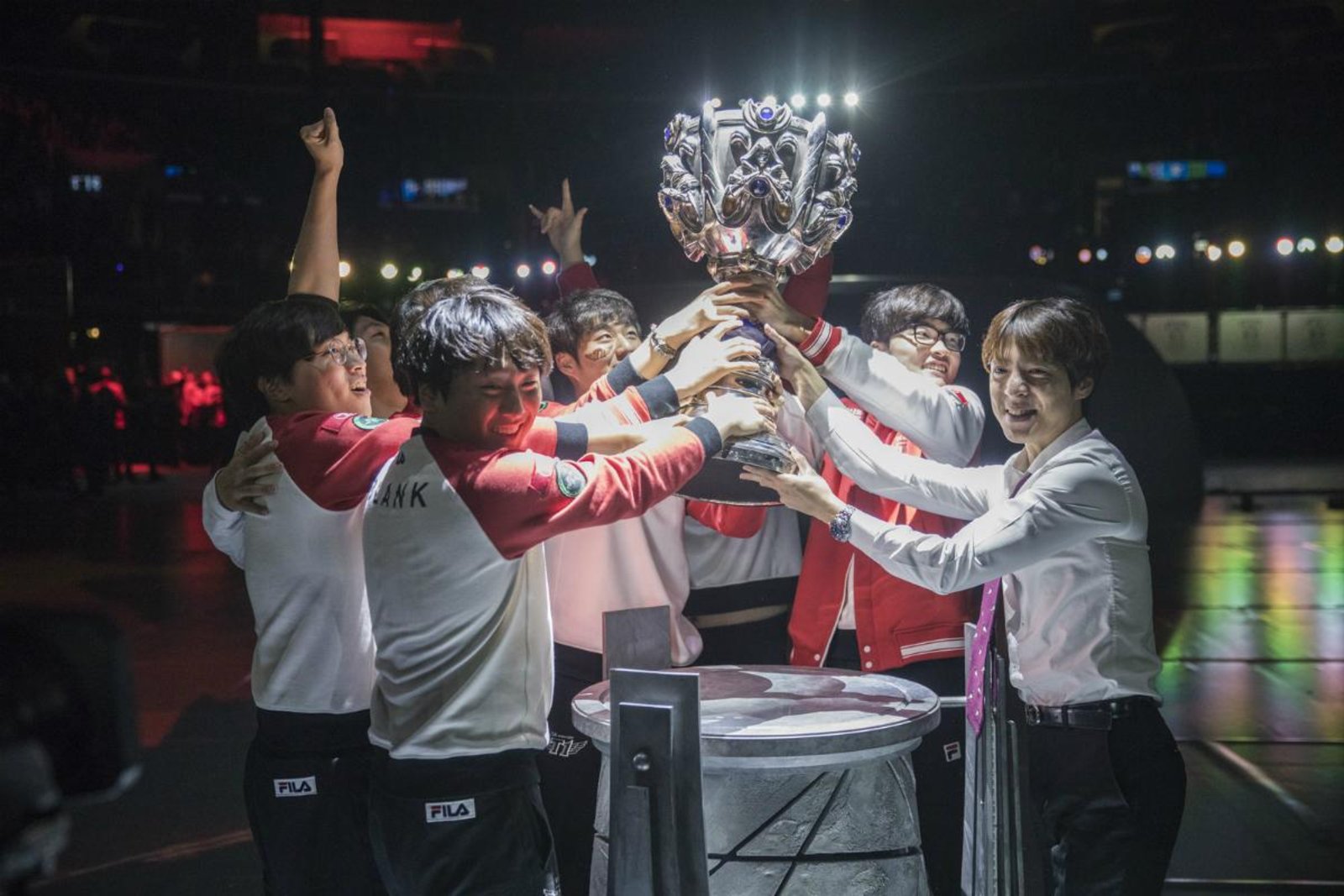 skt-lift-the-summoner-s-cup